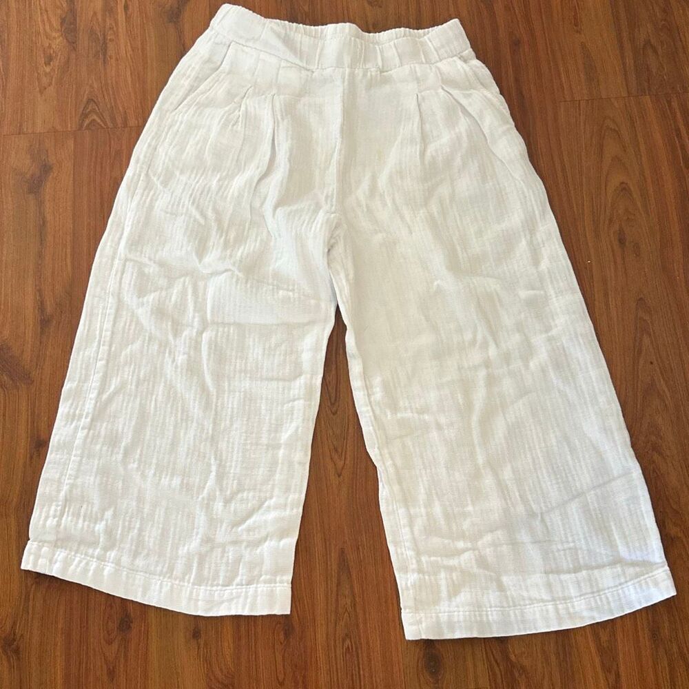 Sundry white white leg Capri cotton textured pants size M